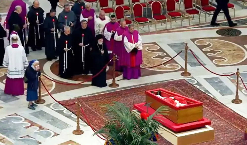 Sor Geneviève Jeanningros, amiga cercana del papa y conocida por su labor con mujeres trans, rompió el protocolo al permanecer siete minutos junto a su féretro, visiblemente emocionada. Foto: captura Vatican News - Video: El Mundo
