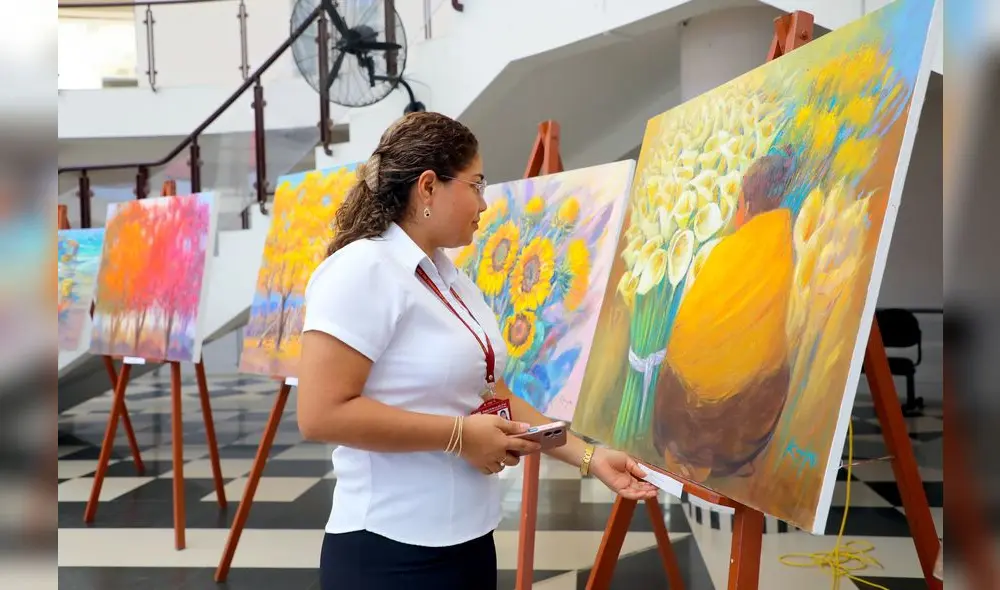 La muestra incluye obras de destacados pintores como "Kayo" y "Madrid", así como artesanías talladas en guayacán por internos.