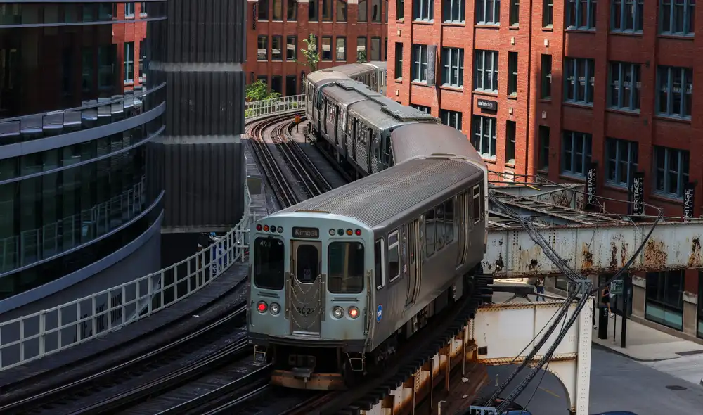 Obras del RPM Fase Uno avanzan en el norte de Chicago, donde se reconstruyen estaciones clave y se instala un moderno sistema de señalización para mejorar la eficiencia y accesibilidad del tren. Foto: AFP