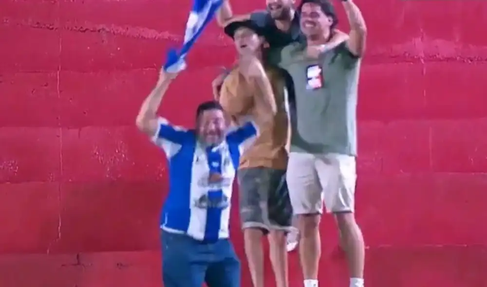 El festejo entre los jugadores y los cuatro aficionados presentes se volvió viral, simbolizando el esfuerzo de los seguidores por ser parte de este momento único para el club uruguayo. Foto: Captura