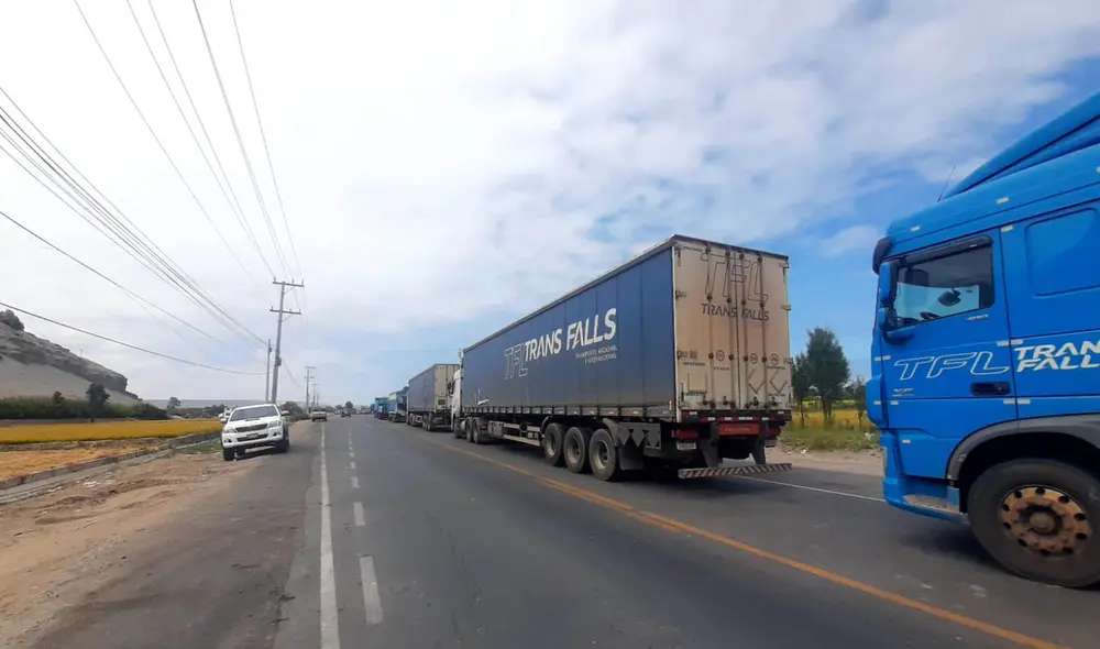 Camiones quedaron varados en la vía Costanera. Foto: difusión.