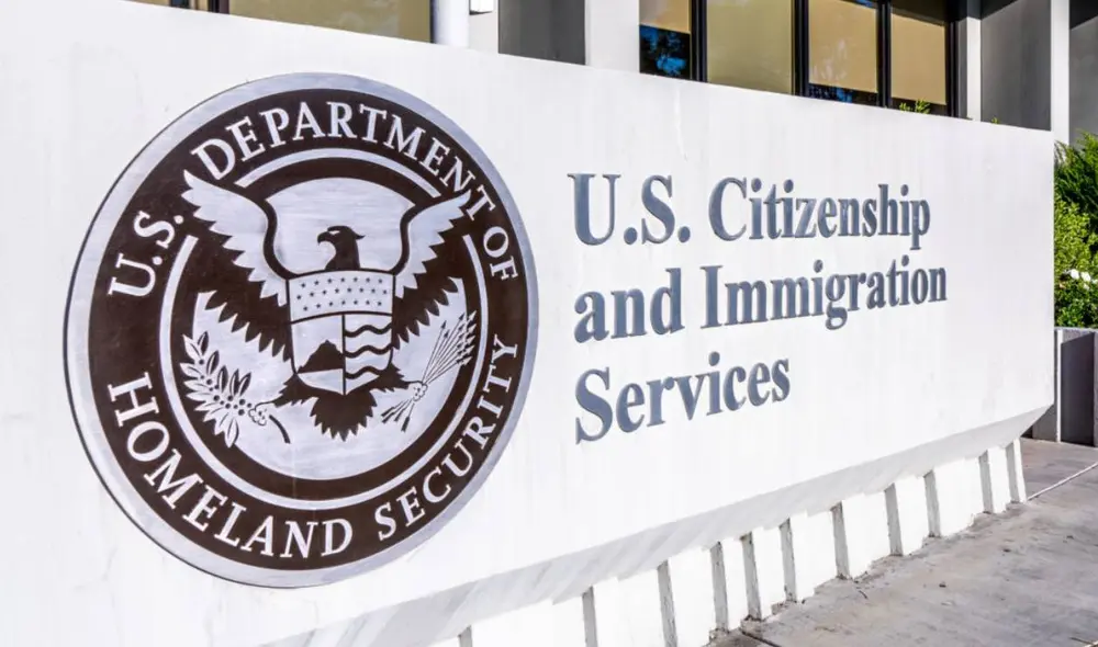 Los inmigrantes deben crear una cuenta en USCIS, completar el formulario G-325R y asistir a una cita biométrica. Foto: Immigration Impact Los inmigrantes deben crear una cuenta en USCIS, completar el formulario G-325R y asistir a una cita biométrica. Foto: Immigration Impact