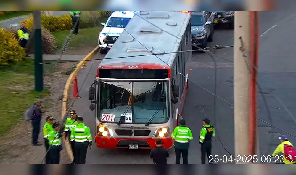 Bus del Corredor Rojo estaba con pasajeros al momento del ataque. Crédito: Difusión Bus del Corredor Rojo estaba con pasajeros al momento del ataque. Crédito: Difusión