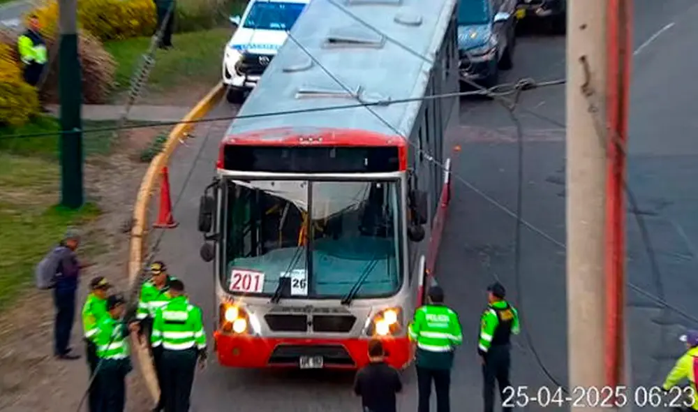 Bus del Corredor Rojo estaba con pasajeros al momento del ataque. Foto:difusión Bus del Corredor Rojo estaba con pasajeros al momento del ataque. Foto:difusión