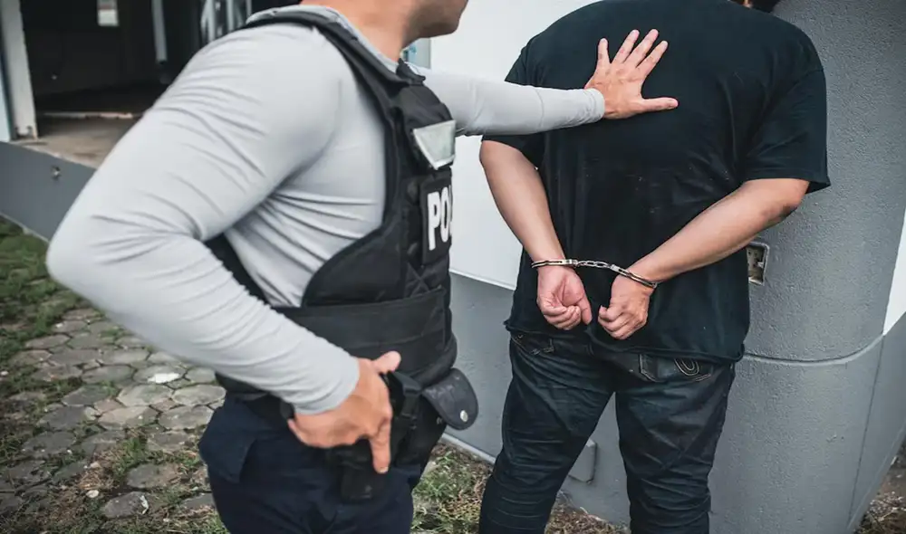 Los notarios públicos, consultores o agencias de inmigración no están autorizados a brindar asesoramiento legal, a menos que estén acreditados por el Departamento de Justicia. Foto: Freepik.