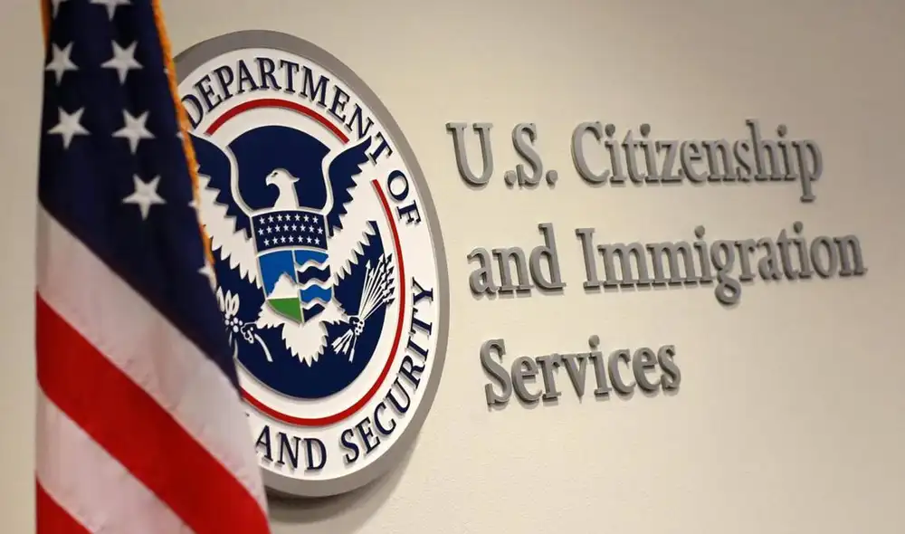 La residencia legal en Estados Unidos permite a los inmigrantes vivir y trabajar de forma permanente, con derechos como el acceso a programas de salud y beneficios gubernamentales. Foto: USCIS/X