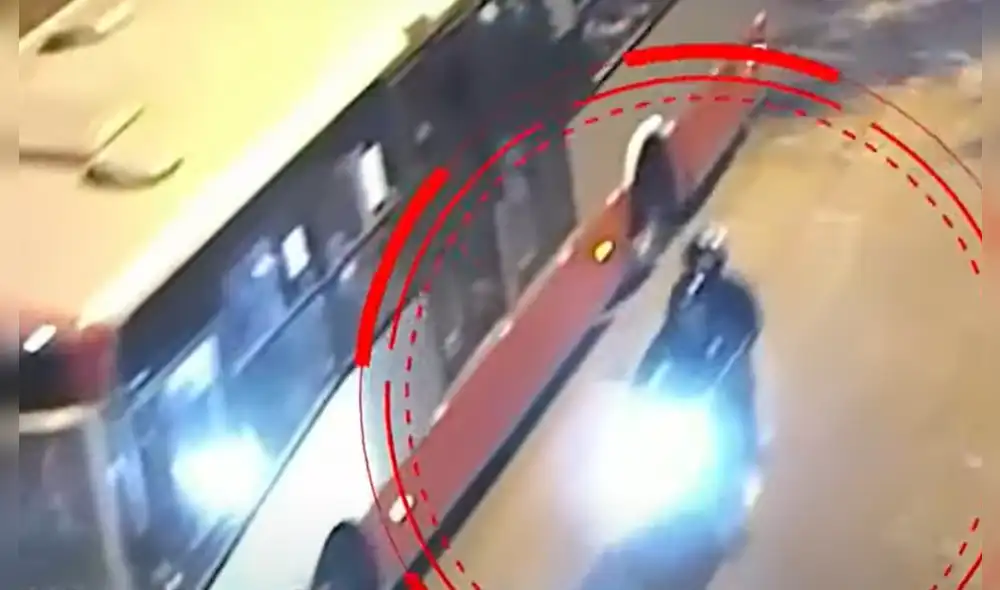 Cámaras de seguridad captan el recorrido de los extorsionadores antes de dispararle a bus del corredor rojo. Foto: Latina.