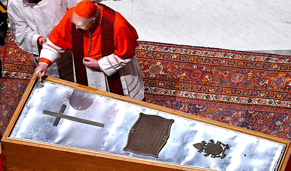 El ataúd del papa Francisco fue sellado, lo que puso fin de manera formal a su velorio en el Vaticano. Foto: CNN en Español. El ataúd del papa Francisco fue sellado, lo que puso fin de manera formal a su velorio en el Vaticano. Foto: CNN en Español.