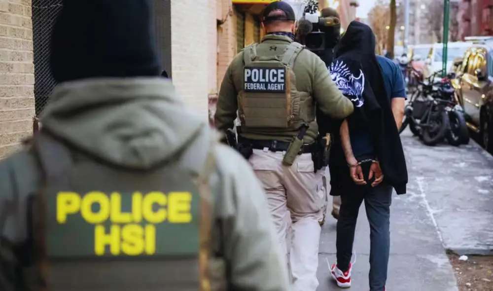 La ley RICO permite procesar a organizaciones criminales completas, fortaleciendo la estrategia para desmantelar el Tren de Aragua y sus operaciones en EE.UU. Foto: X @Sec_Noem