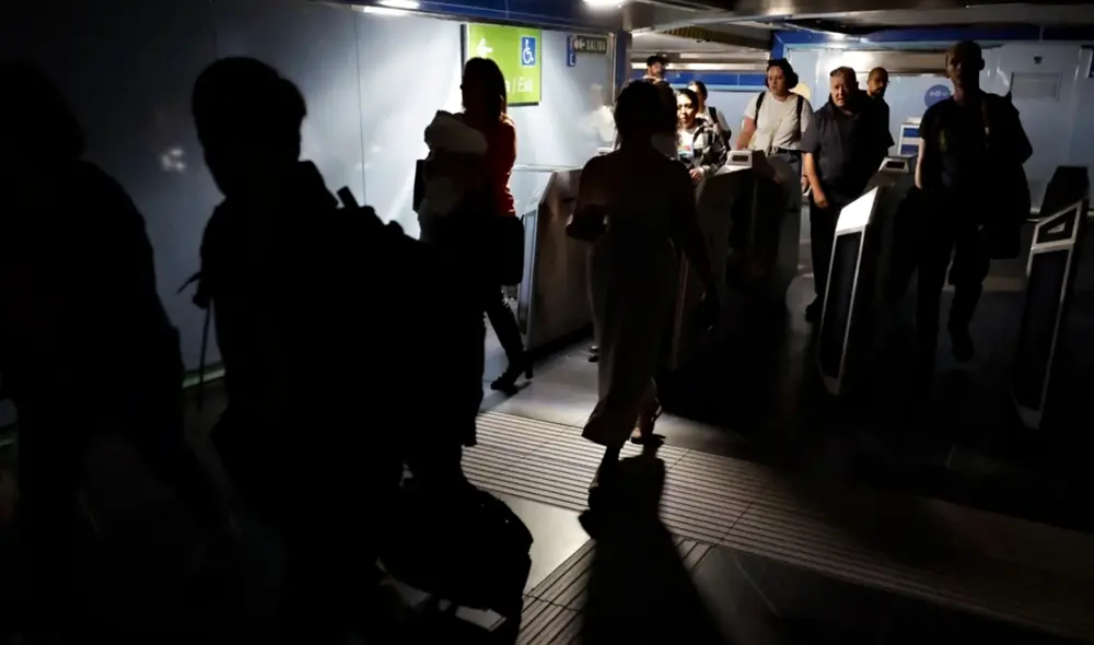 Los servicios de transporte se ven interrumpidos debido al corte de electricidad en varias regiones. Hasta el momento, no se han esclarecido las causas del apagón en España. Foto: EFE Los servicios de transporte se ven interrumpidos debido al corte de electricidad en varias regiones. Hasta el momento, no se han esclarecido las causas del apagón en España. Foto: EFE