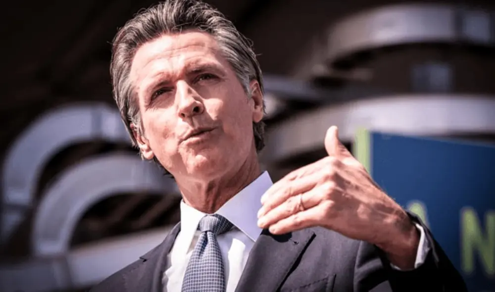 Estudiantes sin hogar en California enfrentan dificultades debido a la falta de vivienda. El Proyecto de Ley 90 busca ofrecer estacionamientos nocturnos seguros en colegios comunitarios y universidades estatales. Foto: AFP