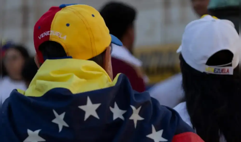 Un juez federal de Texas emitió un fallo favorable para una pareja de migrantes venezolanos que había sido acusada de tener vínculos con el Tren de Aragua. Foto: AFP