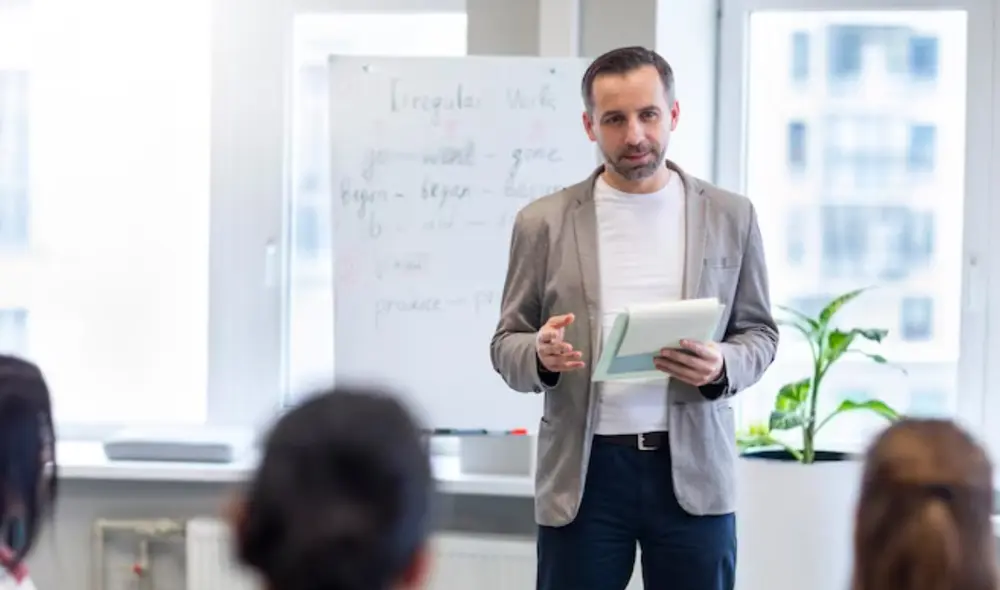 En Colombia, el salario de los docentes en colegios públicos se ajustará en 2025. Foto: Freepik