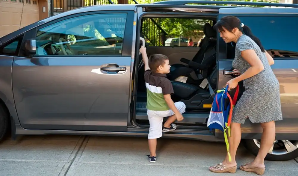 Es recomendable que la movilidad esté autorizada por la institución a donde asisten tus hijos. Foto: difusión