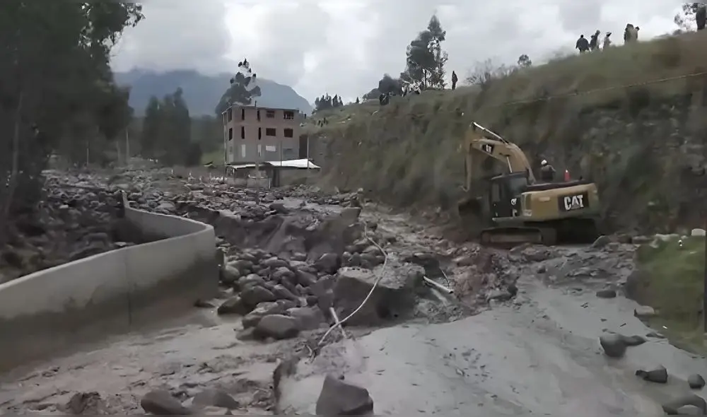 La municipalidad del distrito coordinó con Defensa Civil la entrega de ayuda a los afectados tras el huaico. Foto: Captura de pantalla América Noticias