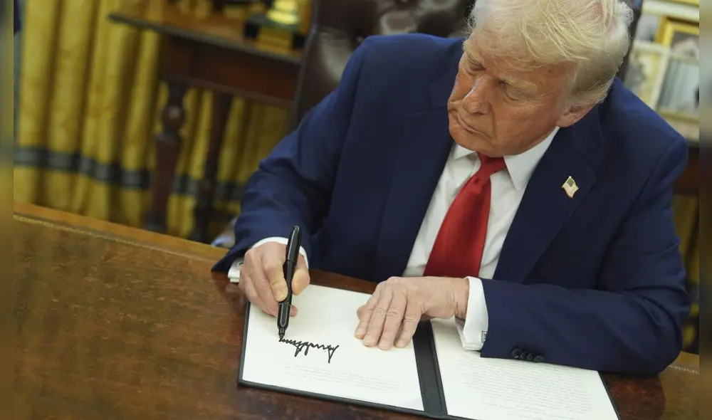 Donald Trump intensifica su política migratoria con una nueva orden ejecutiva dirigida a las ciudades santuario. Foto: Los Angeles Times Donald Trump intensifica su política migratoria con una nueva orden ejecutiva dirigida a las ciudades santuario. Foto: Los Angeles Times