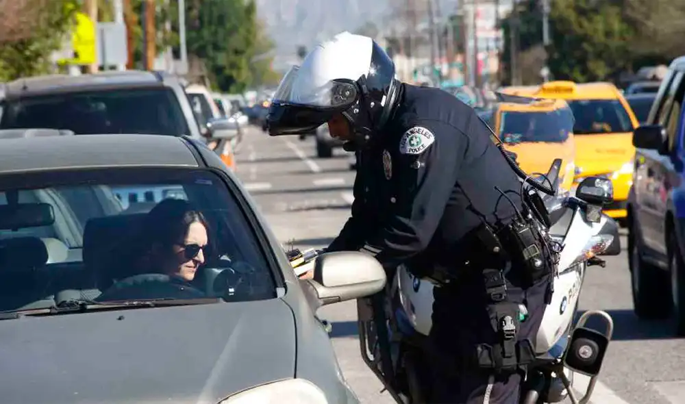 Además, las infracciones de tránsito pueden impactar negativamente en la solicitud de ciudadanía de Estados Unidos. Foto: Telemundo Además, las infracciones de tránsito pueden impactar negativamente en la solicitud de ciudadanía de Estados Unidos. Foto: Telemundo