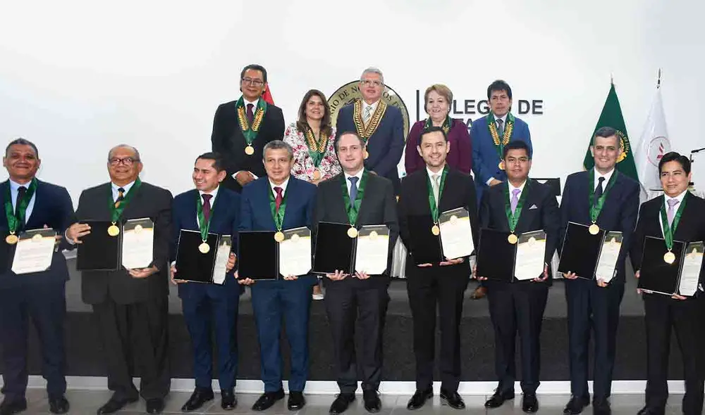 Los notarios recibieron una medalla y certificado de incorporación tras jurar al cargo en el Colegio de Notarios de Lima. Foto: difusión