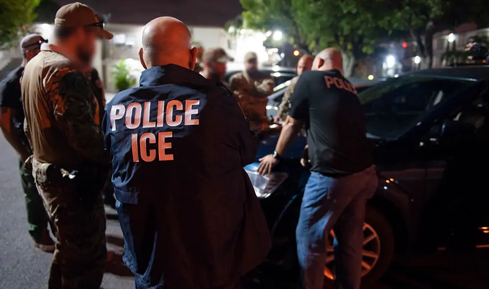 Oficiales de ICE efectuando redadas migratorias en Estados Unidos.