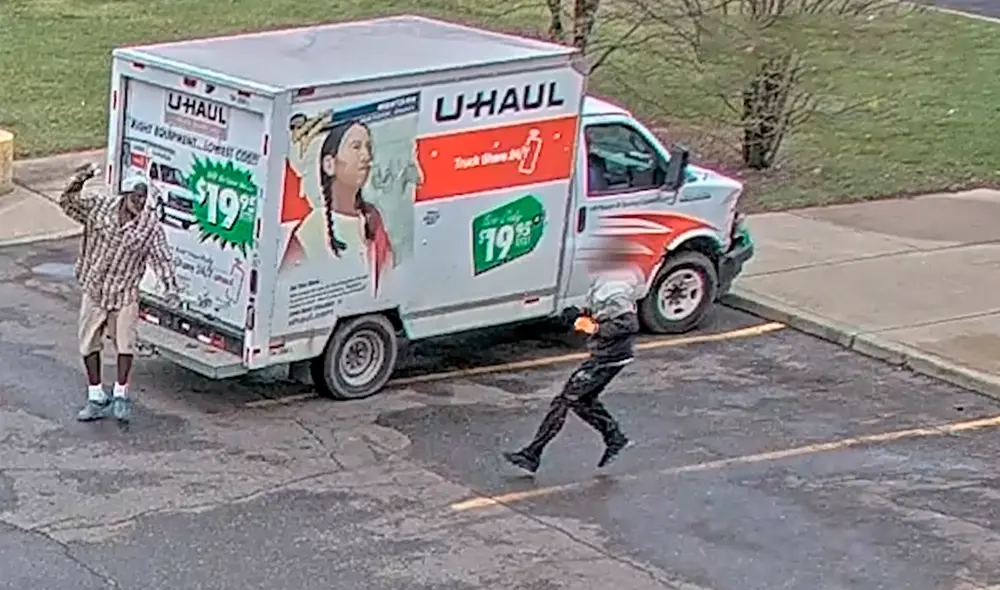 El presunto delincuente intentó atropellar al empleado con un camión de mudanzas U-Haul. Foto: captura/Detroit Rewards TV El presunto delincuente intentó atropellar al empleado con un camión de mudanzas U-Haul. Foto: captura/Detroit Rewards TV