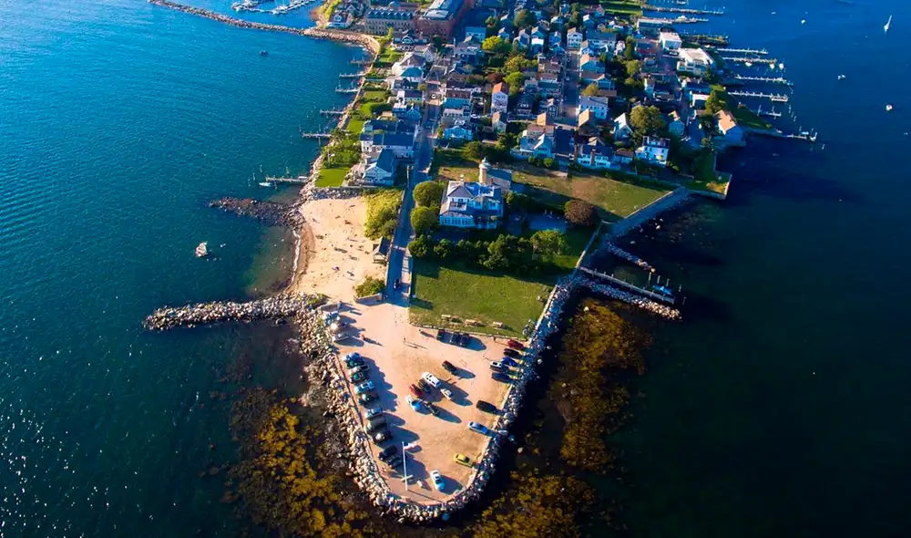 Stonington combina arquitectura histórica, boutiques independientes y paisajes únicos. Stonington combina arquitectura histórica, boutiques independientes y paisajes únicos.