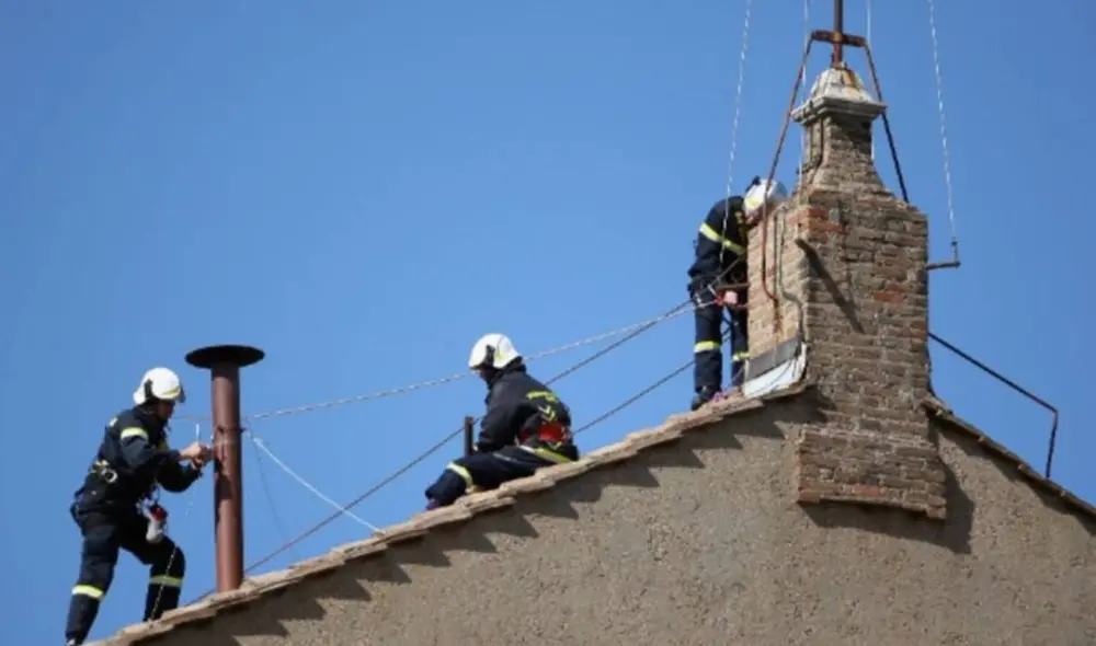 Instalan chimenea en la Capilla Sixtina en el Vaticano, Roma. Foto: CNN