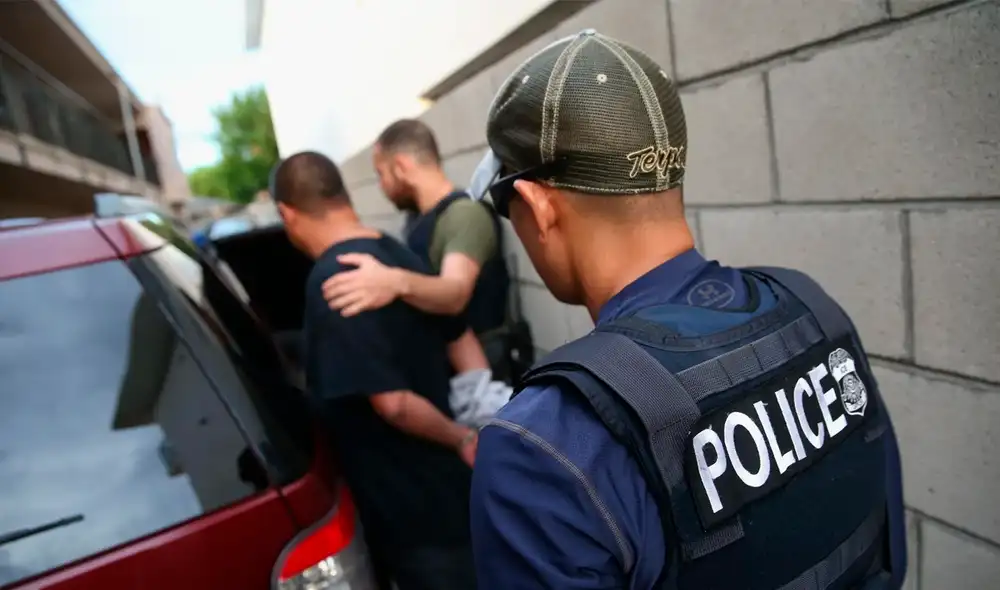 Circuló en línea informes sobre agentes federales (ICE) que visitaban casas y detenían a personas en Bloomington.