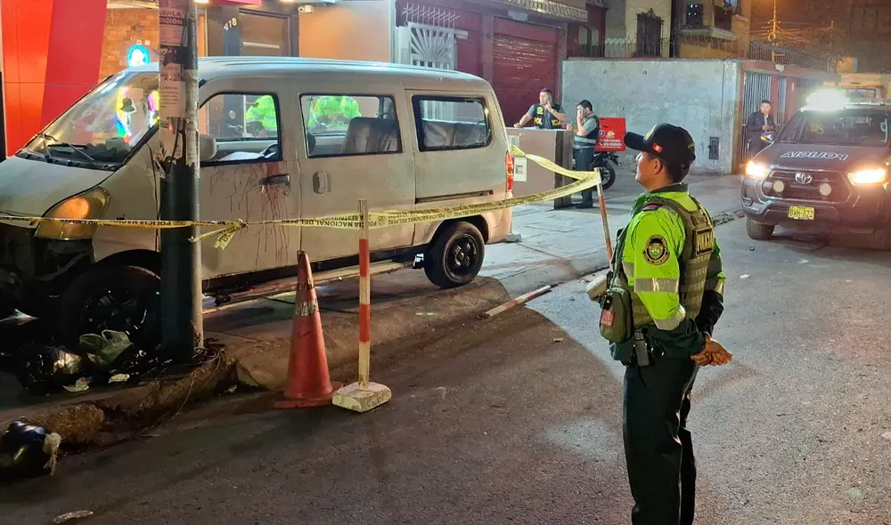 Miniván fue atacada en la cuadra 4 de la avenida Alcázar, en el Rímac. Créditos: Erwin Valenzuela / La República Miniván fue atacada en la cuadra 4 de la avenida Alcázar, en el Rímac. Créditos: Erwin Valenzuela / La República