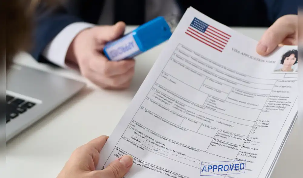 Este tipo de vigilancia choca con la Cuarta Enmienda, que prohíbe detenciones y registros arbitrarios. Este tipo de vigilancia choca con la Cuarta Enmienda, que prohíbe detenciones y registros arbitrarios.