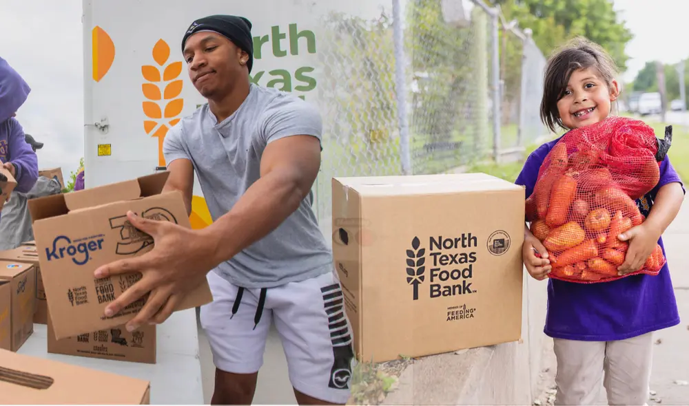 Voluntarios reparten despensas sin costo en iglesias y centros comunitarios del norte de Texas este mayo.
