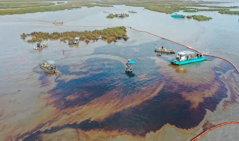 El derrame de petróleo en la costa del Golfo de Luisiana podría superar más de 100.000 galones. El derrame de petróleo en la costa del Golfo de Luisiana podría superar más de 100.000 galones.