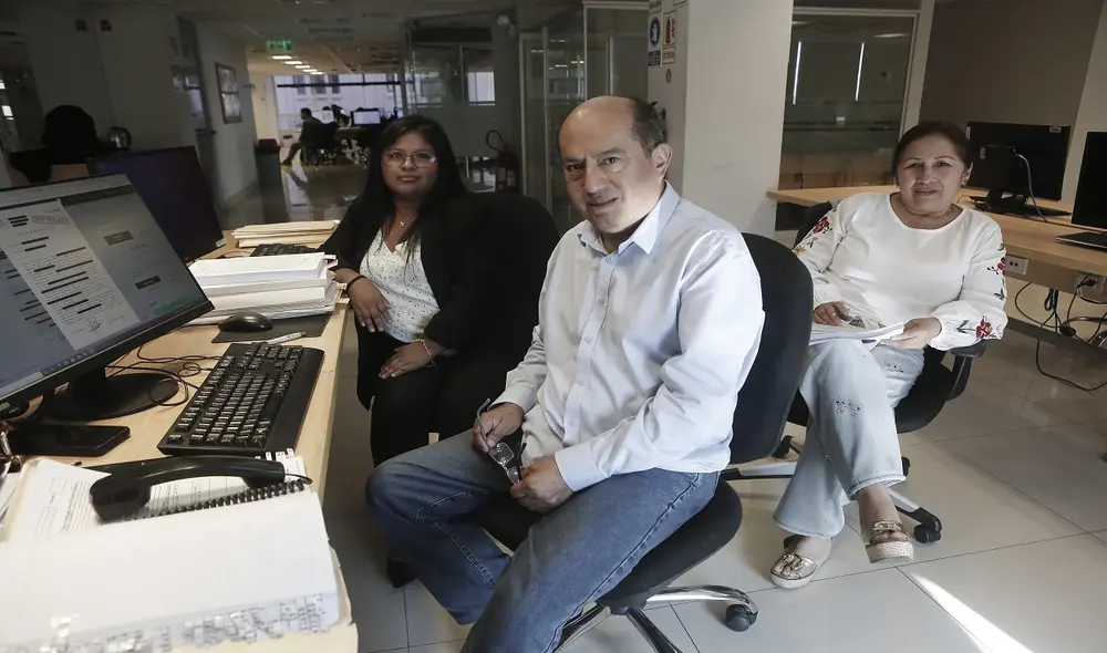 Rosmery Tapara, Ángel Páez y Doris Aguirre. Miembros de la Unidad de Investigación de La República. Fotografía: Marco Cotrina / La República Rosmery Tapara, Ángel Páez y Doris Aguirre. Miembros de la Unidad de Investigación de La República. Fotografía: Marco Cotrina / La República