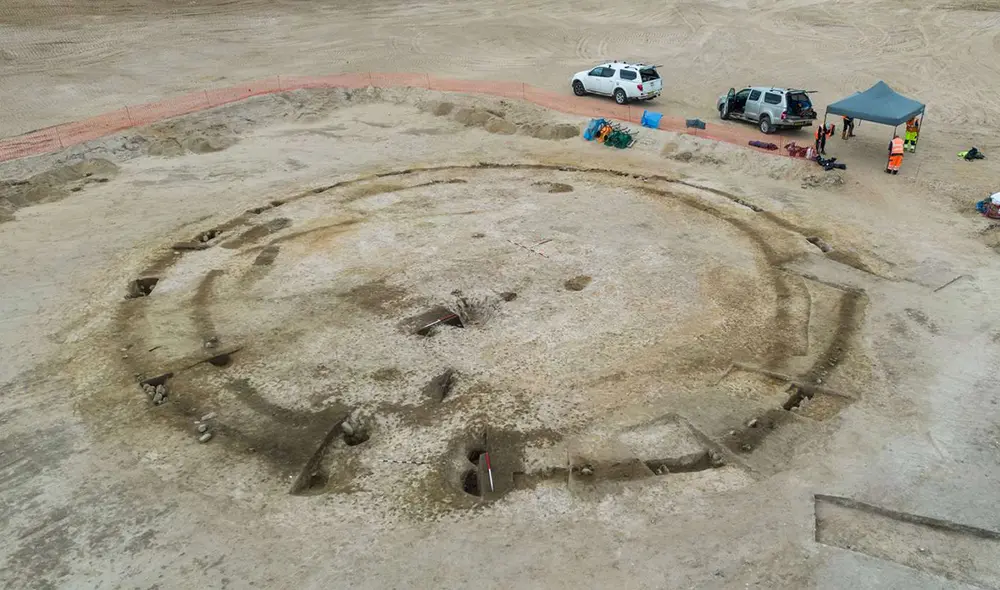 Los arqueólogos encontraron la llanta del carro en una fosa común con restos humanos incinerados, cerámica tosca y huesos de animales. Foto: Avon Archaeology Highland