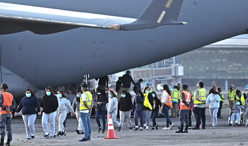 Residentes permanentes (inmigrantes con Green Card) arrestados por delitos pueden ser deportados sin importar su tiempo en EE.UU. Residentes permanentes (inmigrantes con Green Card) arrestados por delitos pueden ser deportados sin importar su tiempo en EE.UU.