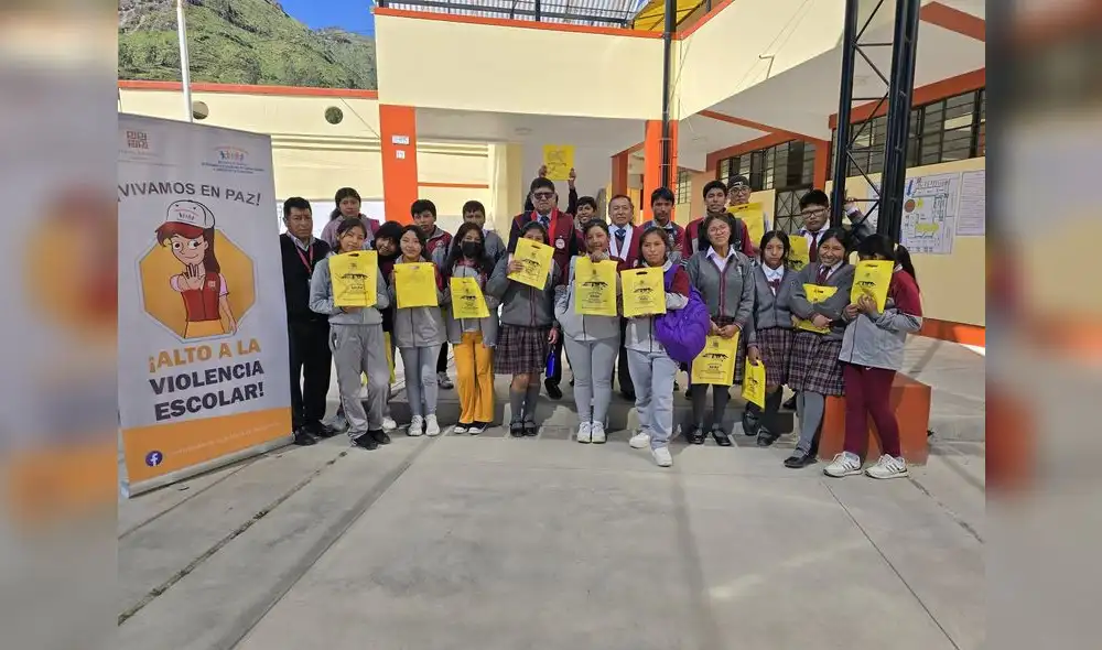 Docentes también participaron en la charla, recibiendo herramientas para actuar en casos de violencia escolar.