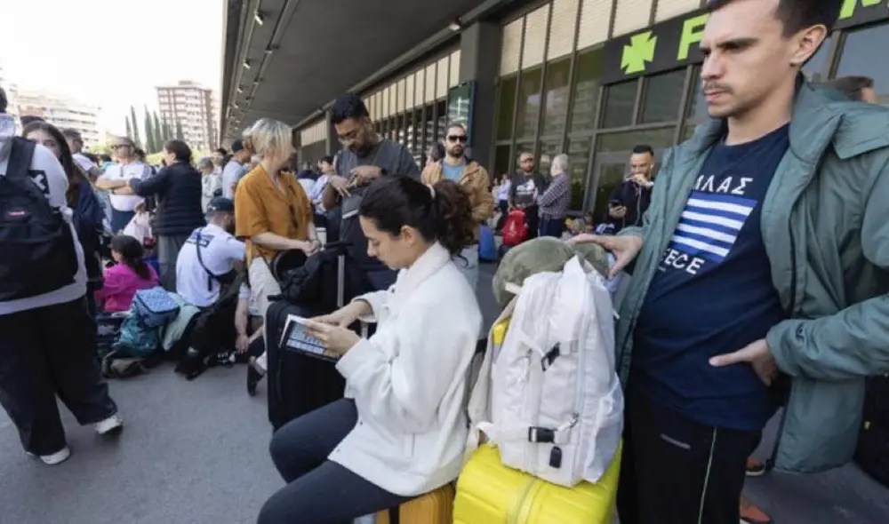 Los pasajeros de trenes de alta velocidad en España se quedaron varados por varias horas. Foto: X/ Punto4T