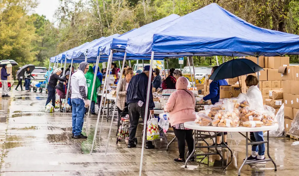 En Florida, organizaciones comunitarias y bancos de alimentos ofrecen comida gratuita sin necesidad de registro. Foto: Iglesia Adventista Winter Park Spanish En Florida, organizaciones comunitarias y bancos de alimentos ofrecen comida gratuita sin necesidad de registro. Foto: Iglesia Adventista Winter Park Spanish
