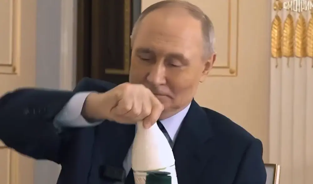 Vladimir Putin sorprendió durante una entrevista con RT al interrumpir la charla y llevar a los periodistas por un snack. Foto: Captura