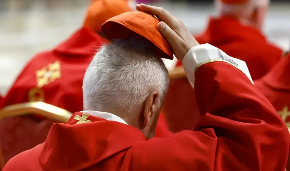 El cónclave, un evento crucial de la Iglesia Católica, reúne a cardenales para elegir al nuevo Papa tras una vacante en el trono pontificio. Foto: EFE