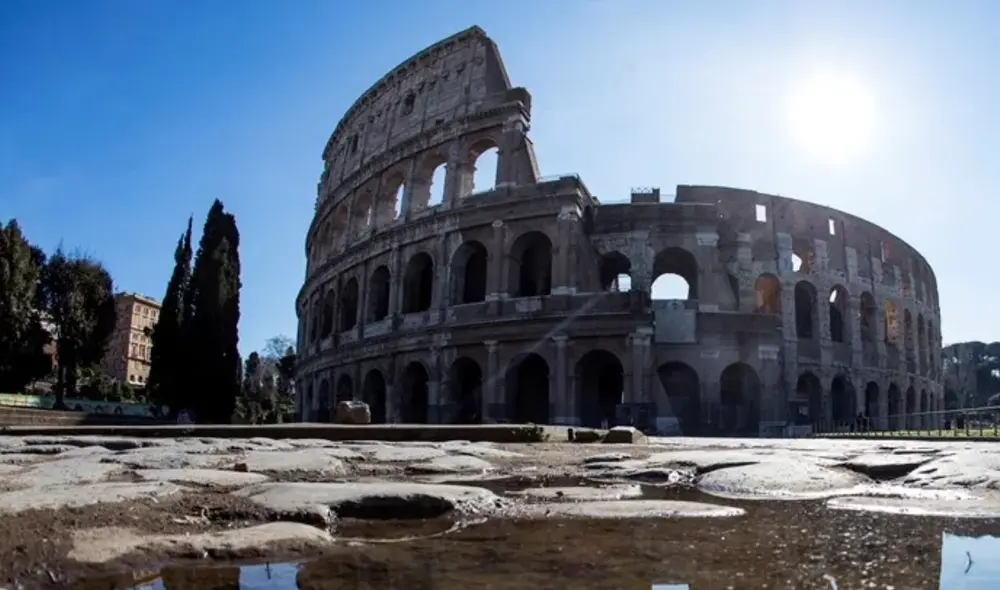 Las autoridades investigan el motivo detrás de su imprudente acción. Este incidente ha generado preocupación debido a la seguridad en zonas de alta afluencia turística en Roma. Foto: EFE Las autoridades investigan el motivo detrás de su imprudente acción. Este incidente ha generado preocupación debido a la seguridad en zonas de alta afluencia turística en Roma. Foto: EFE