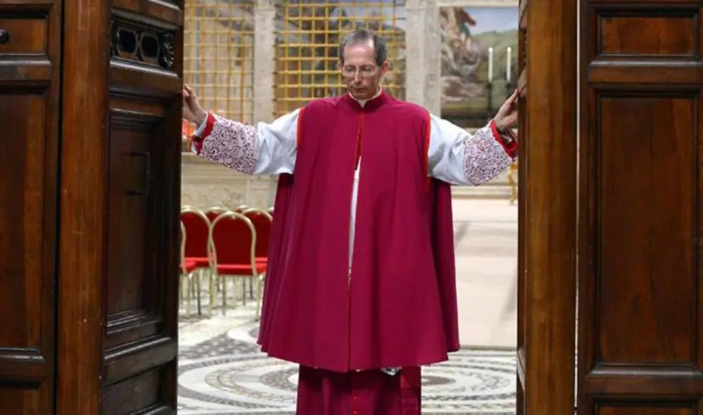 La frase "Extra omnes" será la que dé inicio a este cónclave, indicando que solo los cardenales podrán permanecer en la Capilla Sixtina. La frase "Extra omnes" será la que dé inicio a este cónclave, indicando que solo los cardenales podrán permanecer en la Capilla Sixtina.