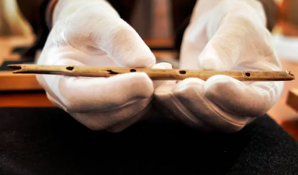 En 2009 se encontró en una cueva de Alemania una flauta antigua, considerada el instrumento más antiguo del mundo. Foto: AFP En 2009 se encontró en una cueva de Alemania una flauta antigua, considerada el instrumento más antiguo del mundo. Foto: AFP