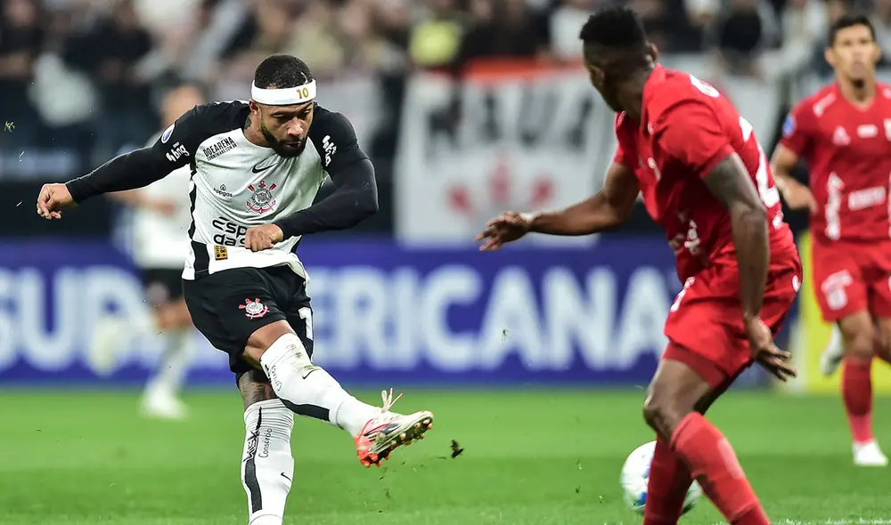 Memphis Depay anotó el primer gol en este Corinthians vs América de Cali. Sebastián Navarro puso la igualdad. Foto: Conmebol Sudamericana