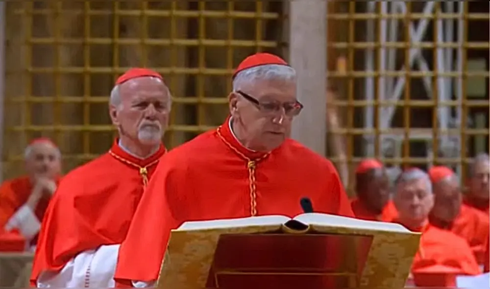 El cardenal peruano Carlos Castillo Mattasoglio, arzobispo de Lima, participa en el cónclave de 2025 en el Vaticano, donde prestó juramento en latín junto a los demás cardenales electores.| Foto: Difusión.