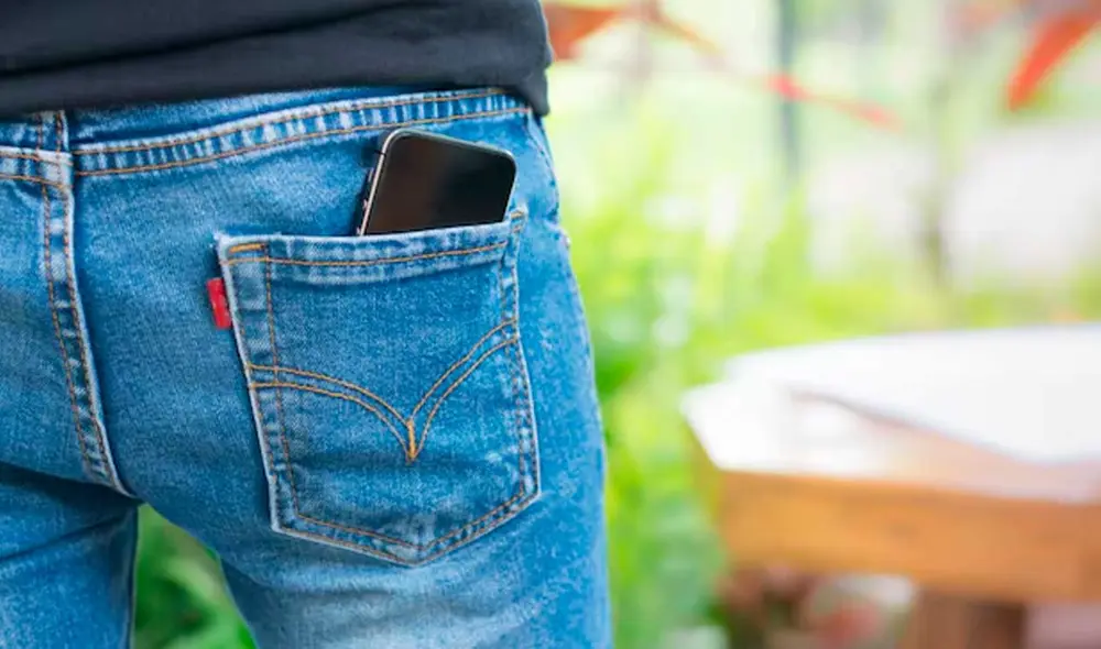Es un gran error llevar el celular en el bolsillo trasero. Foto: Freepik