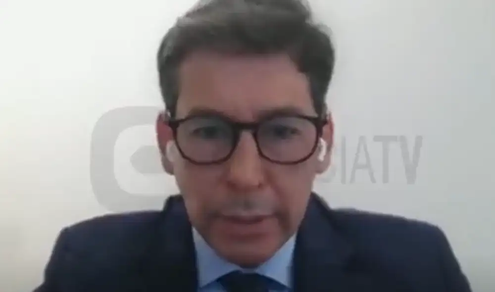 Julio Dematrini reapareció durante la audiencia que evaluaba la suspensión de impedimento de salida del país en su contra. Foto: composición LR Julio Dematrini reapareció durante la audiencia que evaluaba la suspensión de impedimento de salida del país en su contra. Foto: composición LR