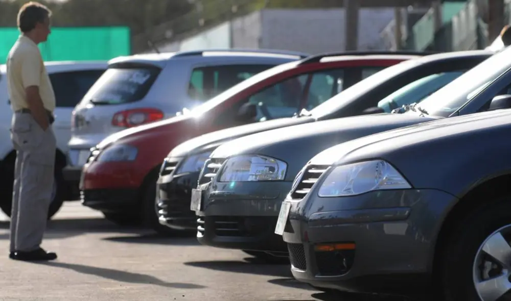 Para notificar los cambios en el vehículo, los propietarios deben presentar la documentación requerida por Sunarp. Foto: composición LR/Andina