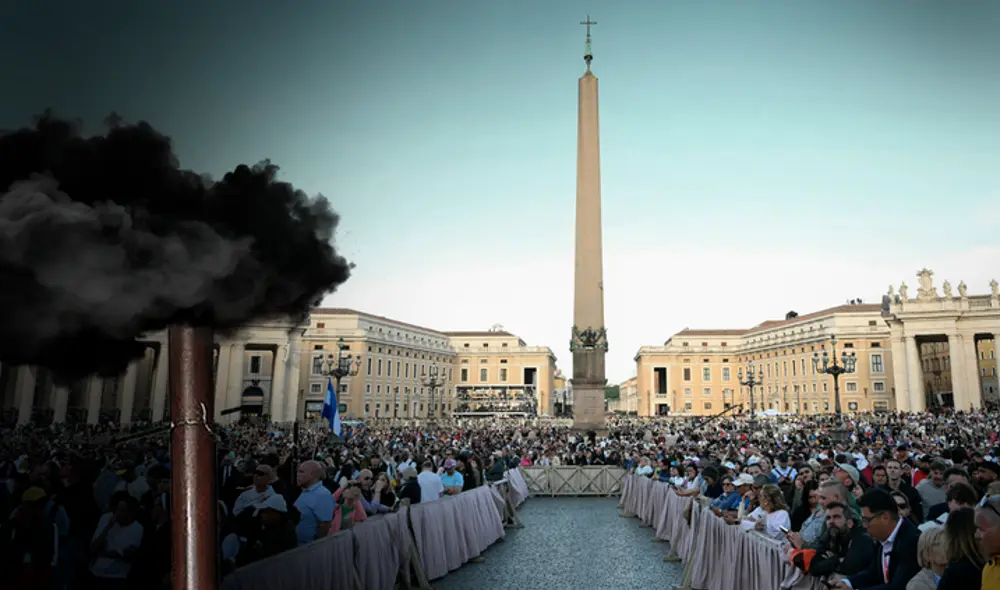Segunda fumata confirma que aún no hay nuevo papa en el Vaticano. Foto: composición LR/Jazmín Ceras