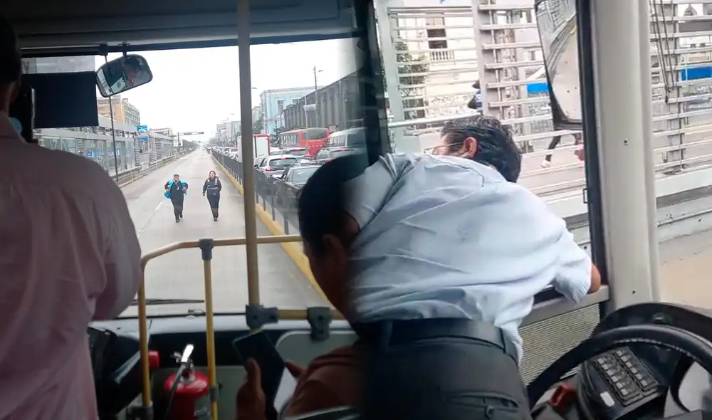 Personal de la ATU auxilió a los pasajeros que estaban a bordo de la unidad que había quedado varada. Foto: Difusión