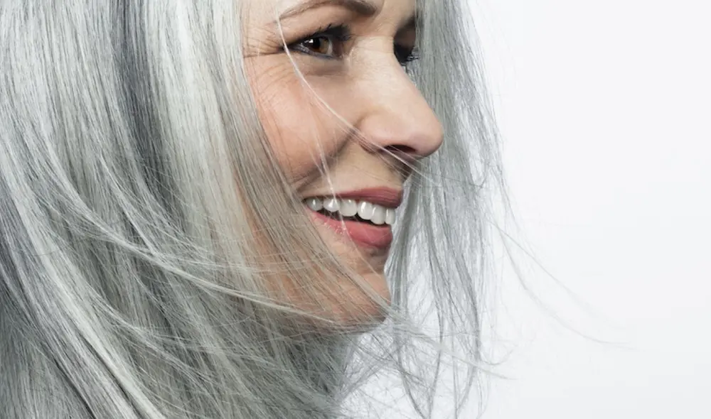 Dejar las canas al natural puede interpretarse como un signo de autoconfianza y autenticidad. Foto: Pilexil Dejar las canas al natural puede interpretarse como un signo de autoconfianza y autenticidad. Foto: Pilexil
